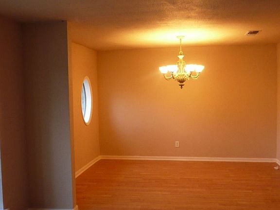 4th image of 5005 Crestwood Dr