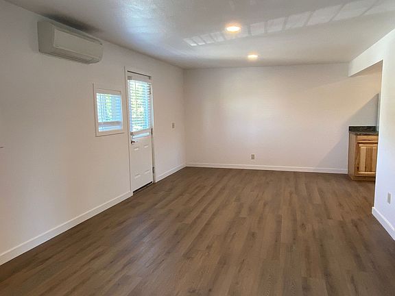 2nd image of 83650 N Pacific Hwy #10