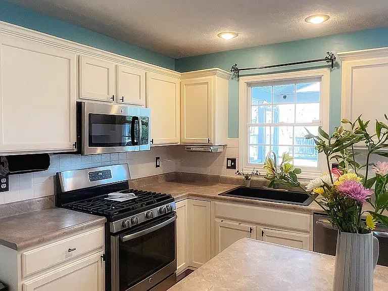 4 bed, 3433 sqft, $2,500 — Photo 4