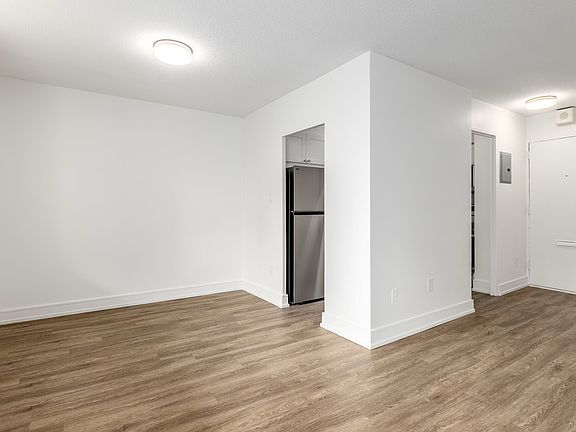 4th image of 30 High St E #1479842
