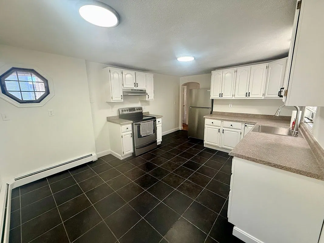 3 bed, 1.0 bath, 1200 sqft, $3,500 — Photo 2