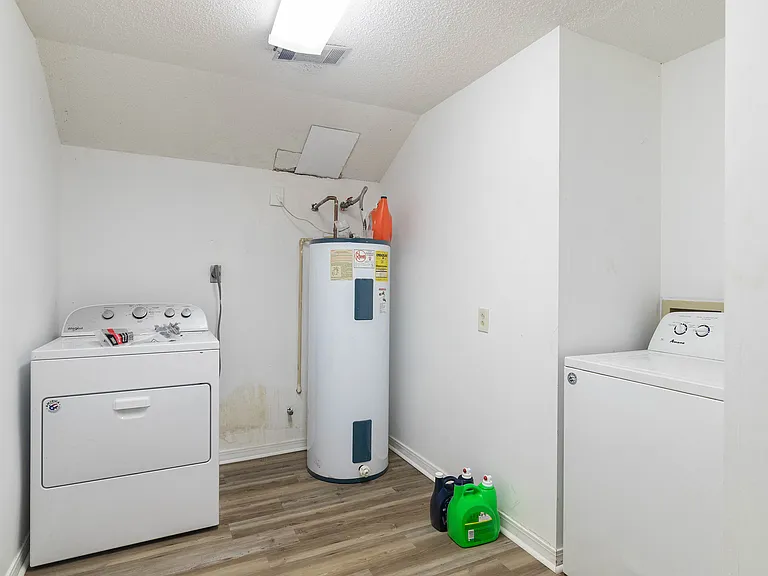908 Crawford Cir — Photo 6