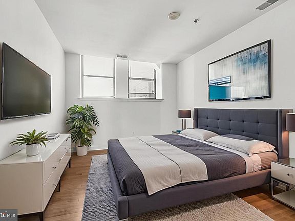 2nd image of 1001 Chestnut St #1003W