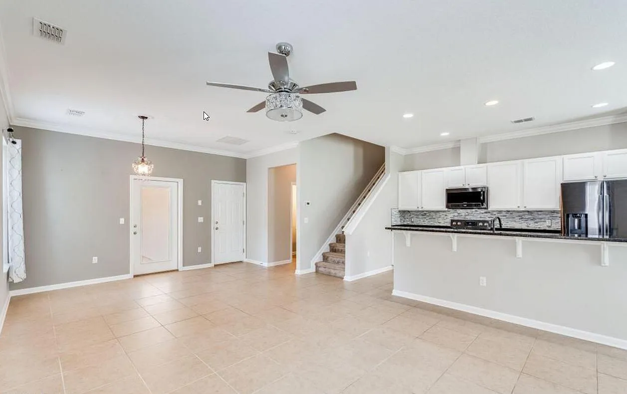 4 bed, 2128 sqft, $2,940 — Photo 4