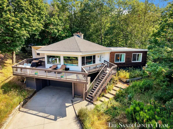 9410 Whispering Sands Dr, West Olive, MI 49460