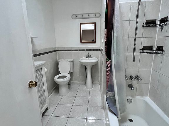 3rd image of 7217 Glenloch St