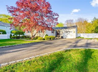 27 Sunny Rd, Saint James, NY 11780