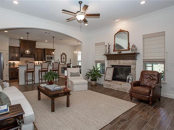 5th image of 2110 Clive Dr