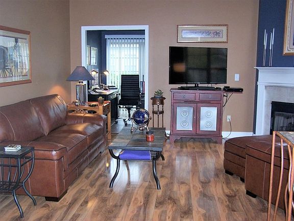 3rd image of 910 Villas Dr