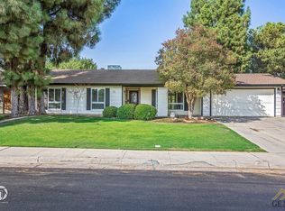 3820 Christmas Tree Ln, Bakersfield, CA 93306