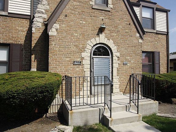 3rd image of 8257 N Oriole Ave