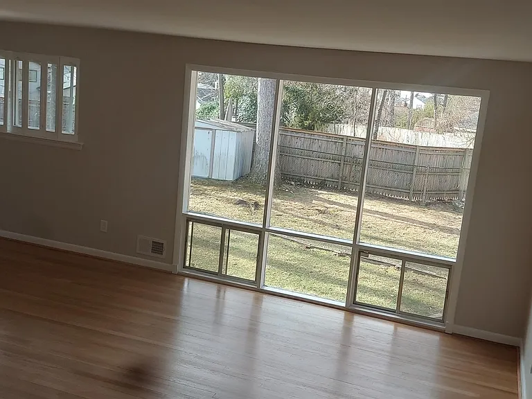 9820 Inglemere Dr — Photo 11