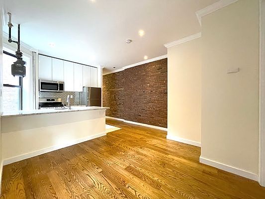 2nd image of 66 Pinehurst Ave APT D2