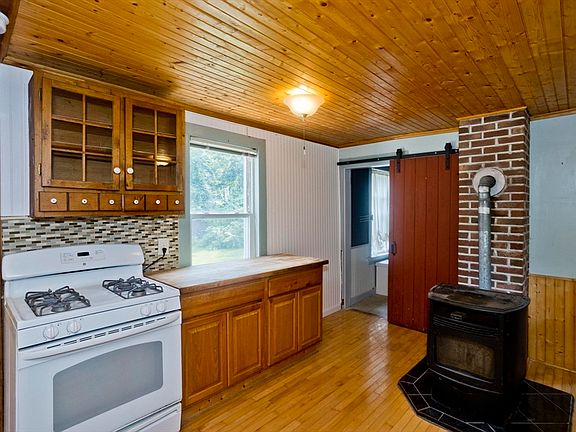 4th image of 23 Maple St