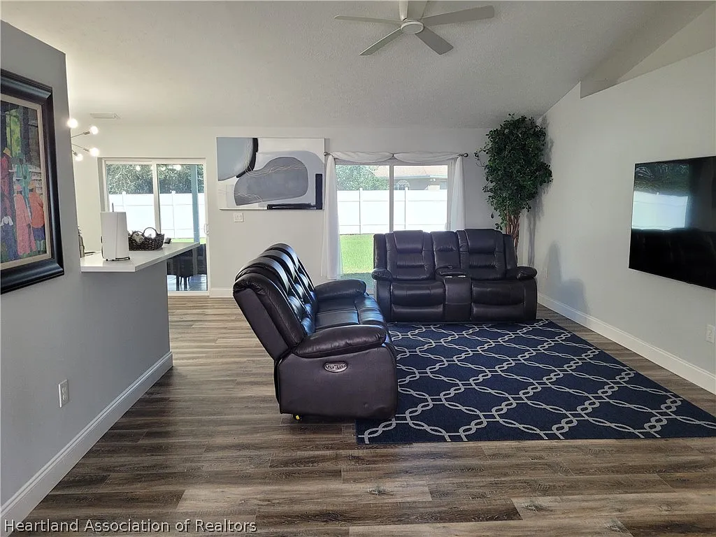 3 bed, 2.0 bath, 1676 sqft, $2,250 — Photo 4