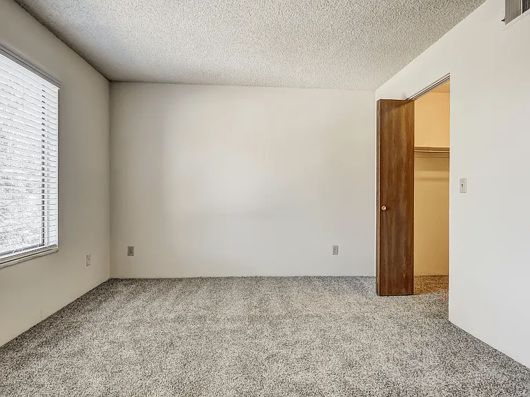 St. Moritz Apartments — Photo 38