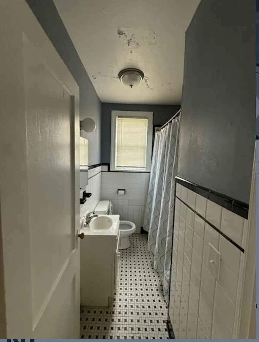 565 E Elm St — Photo 2