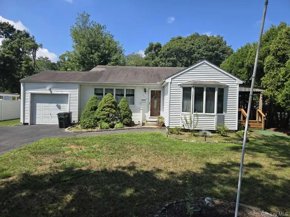1556 N Gardiner Drive, Bay Shore, NY 11706