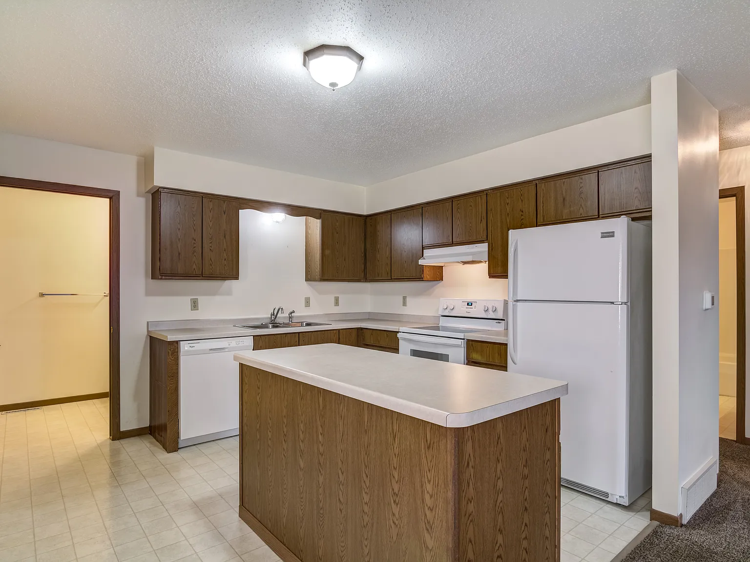 2 bed, 1.5 bath, 950 sqft, $1,295 — Photo 2