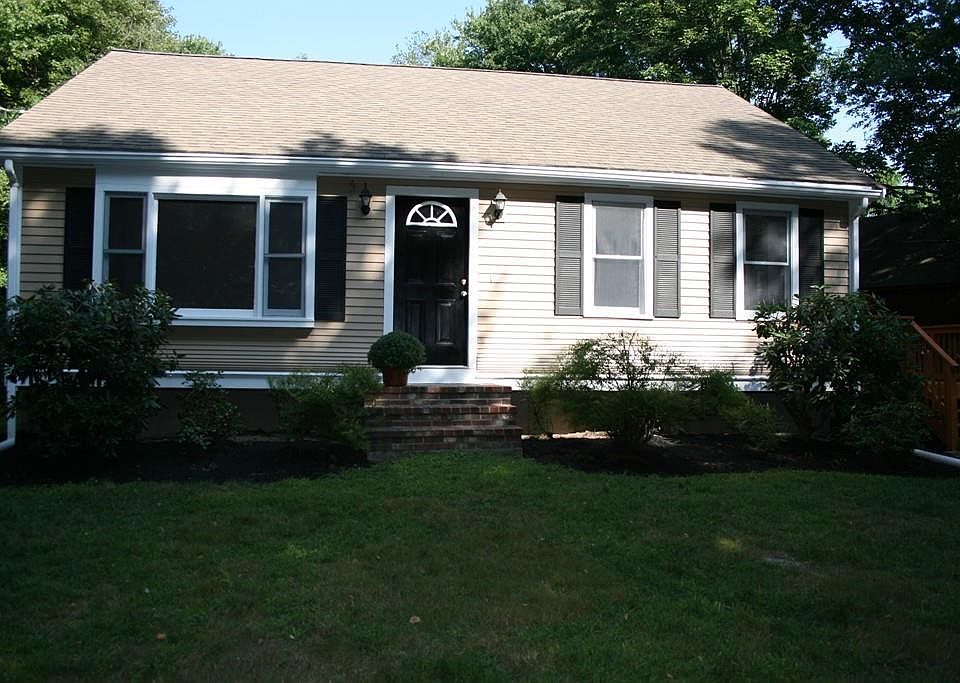 1st image of 207 Poquanticut Ave