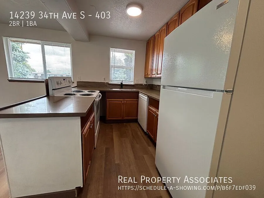 Spacious top floor two bedroom apartment in the heart of Tukwila — Photo 4