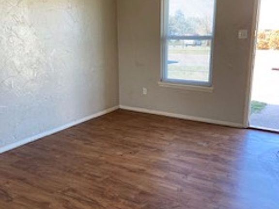 5th image of 1003 Presidio Dr