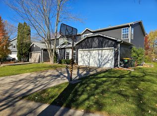 14 Dorchester Ct, Streamwood, IL 60107