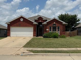 108 Creekside Dr, Sanger, TX 76266