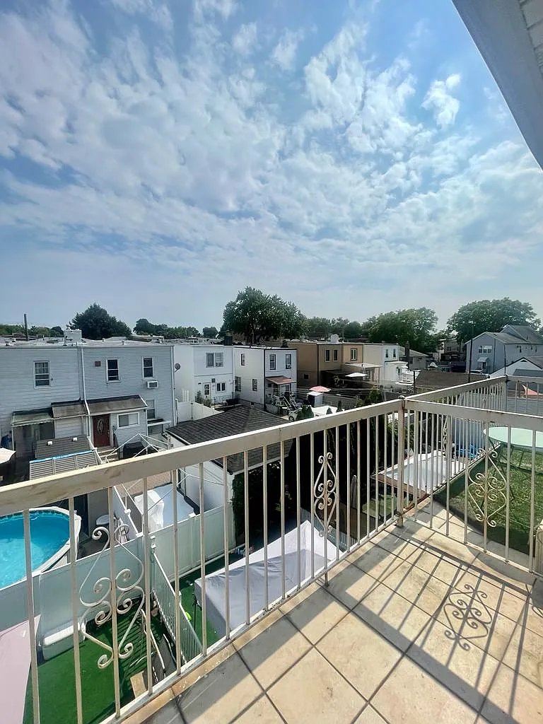 3 bed, 1600 sqft, $3,350 — Photo 1