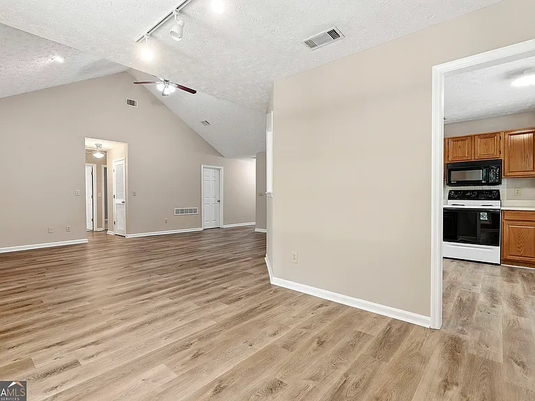 518 Longwood Ln — Photo 18