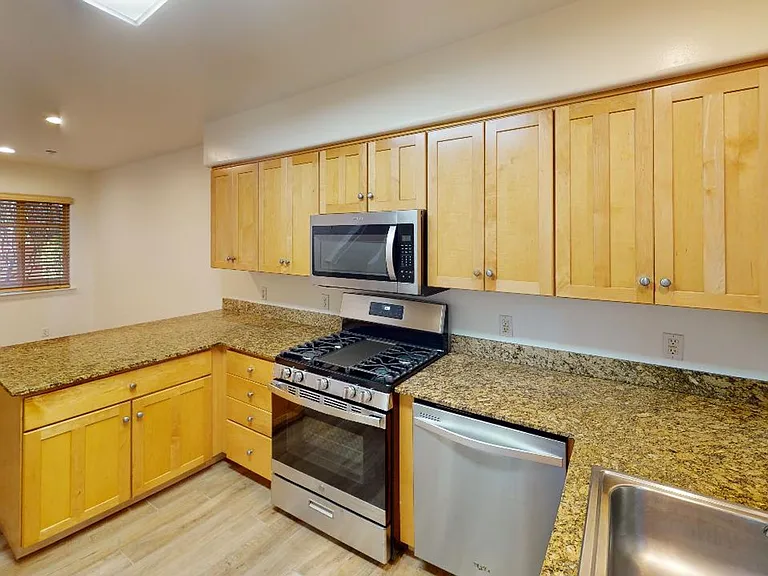 626 Broad St — Photo 26
