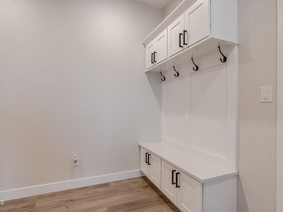 5th image of 8029 Hawktree Dr