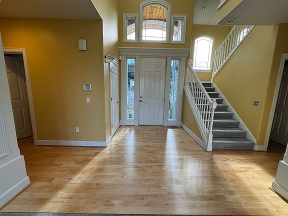 2nd image of 601 Bronson Pl NE