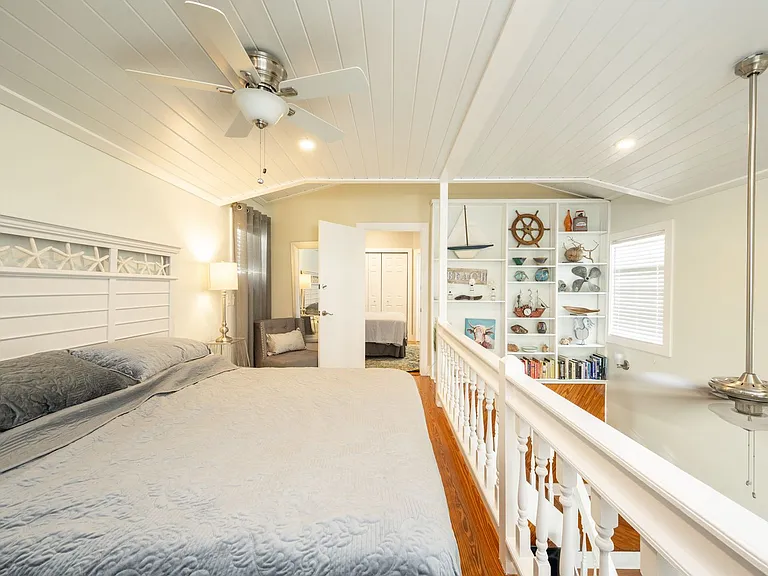 415 Julia St — Photo 16