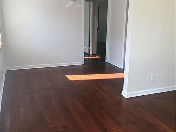 4th image of 219 Castlewood Ave