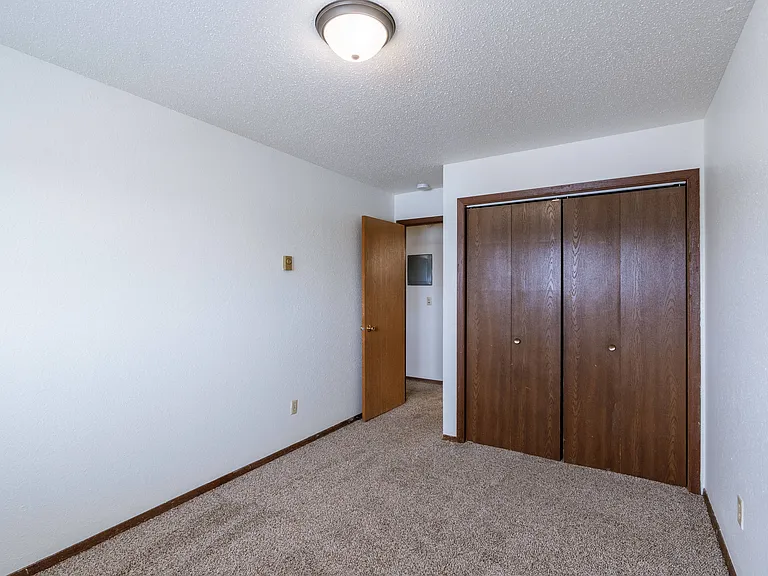 Fargo, ND Plumtree Apartments | Bedroom