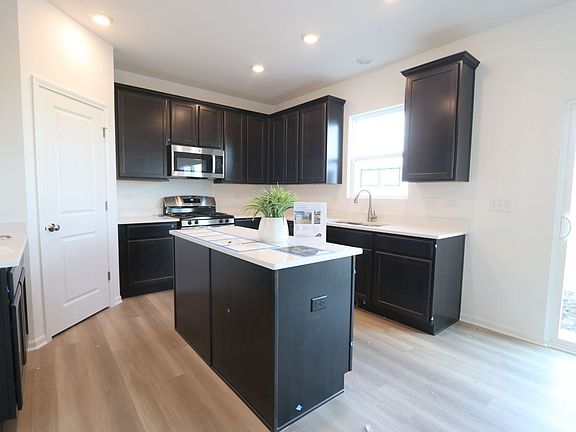 5th image of 642 Henry Ln