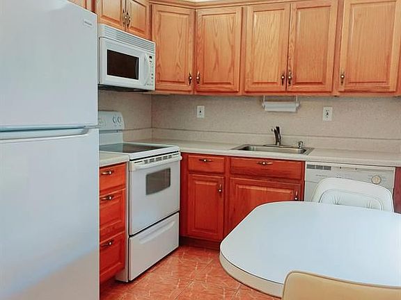 4th image of 767 Burgundy St #P