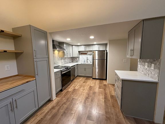 Diningroom into kitchen