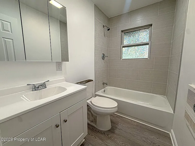 830 E 7th St #2 — Photo 17