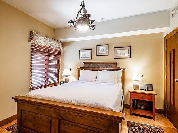 Bedroom with 1 Queen Bed