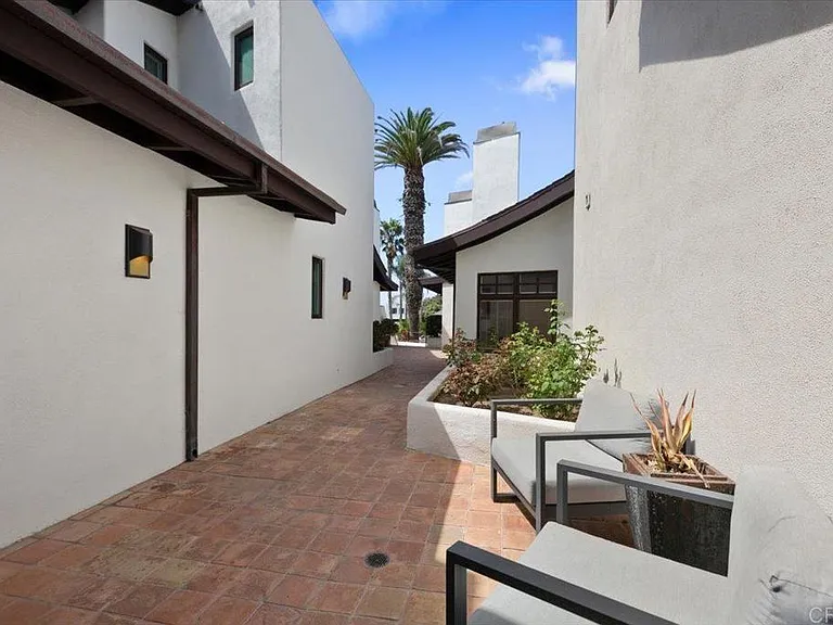 1733 Coast Blvd — Photo 24