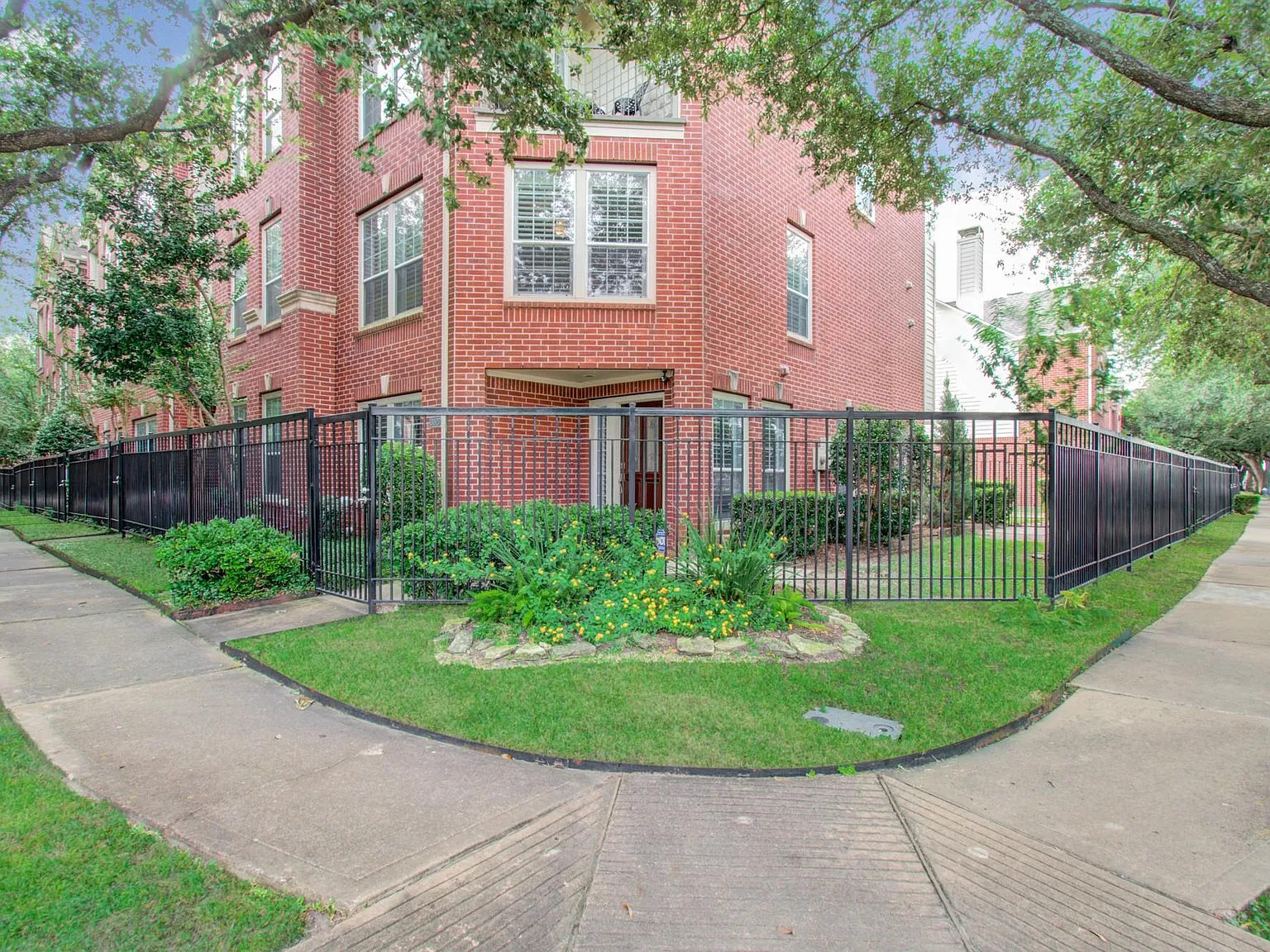 2 bed, 2.5 bath, 2084 sqft, $3,200 — Photo 2