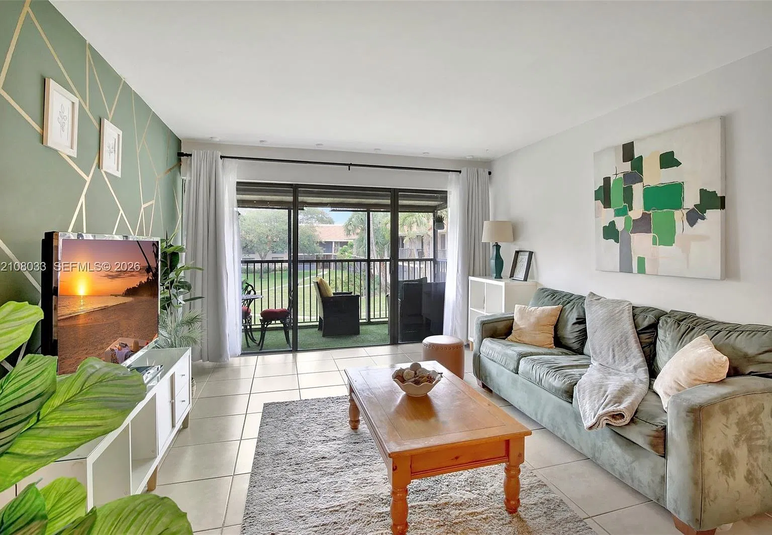 Hampton Court Condo — Photo 2