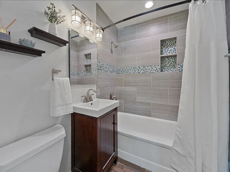 3224 S Elm St — Photo 9