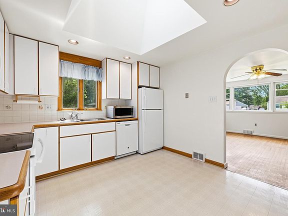 5th image of 22 Mapleview Dr