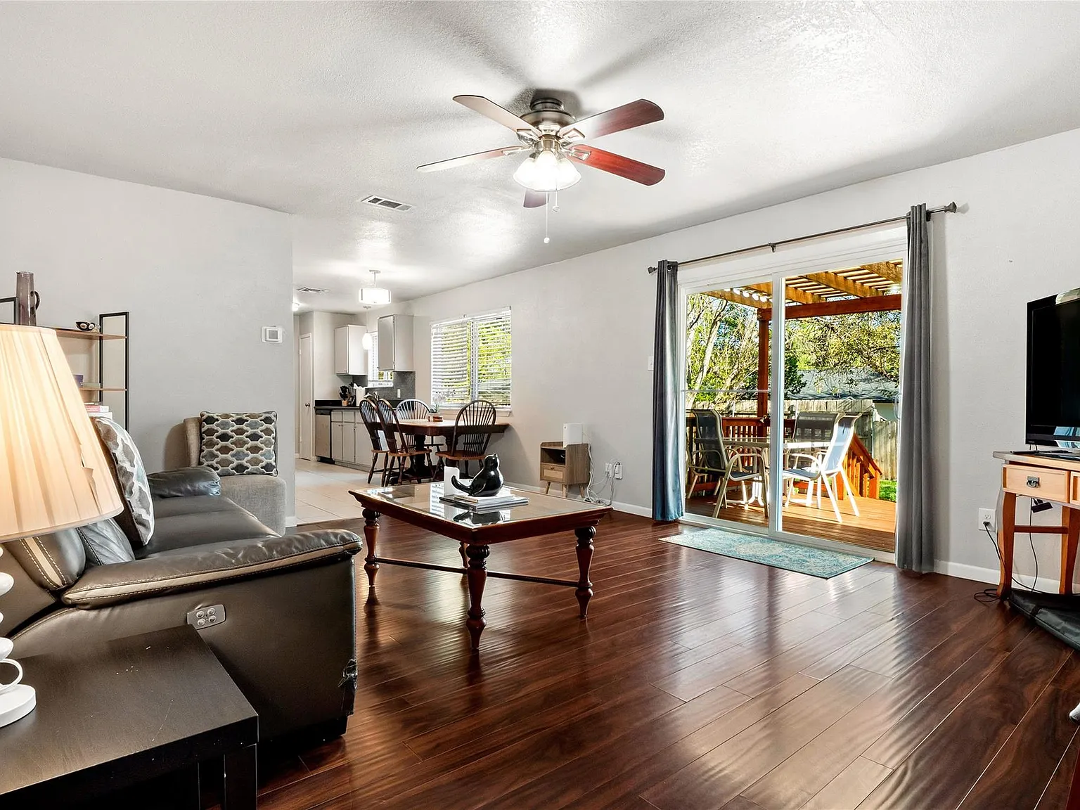 3 bed, 2.0 bath, 1098 sqft, $2,500 — Photo 4