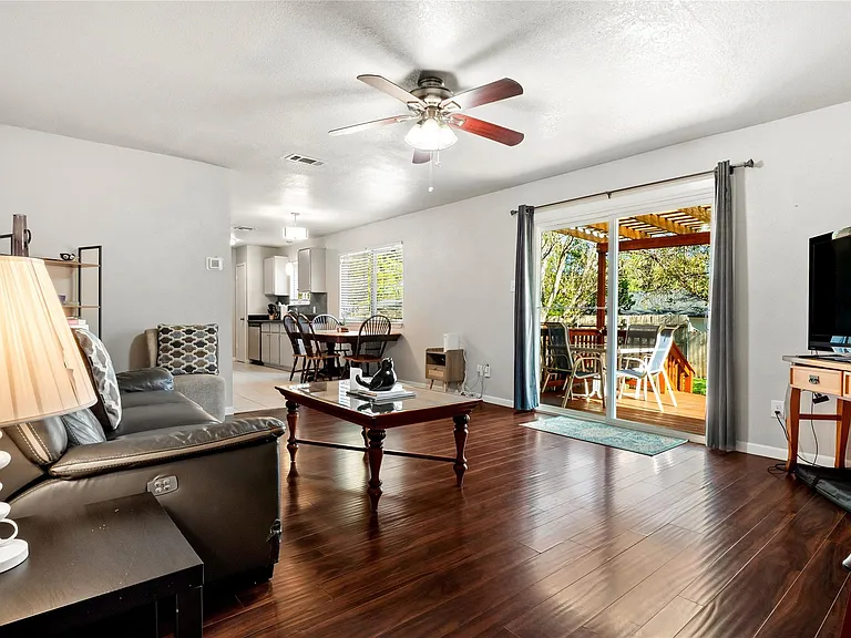 7203 Barnsdale Way — Photo 4