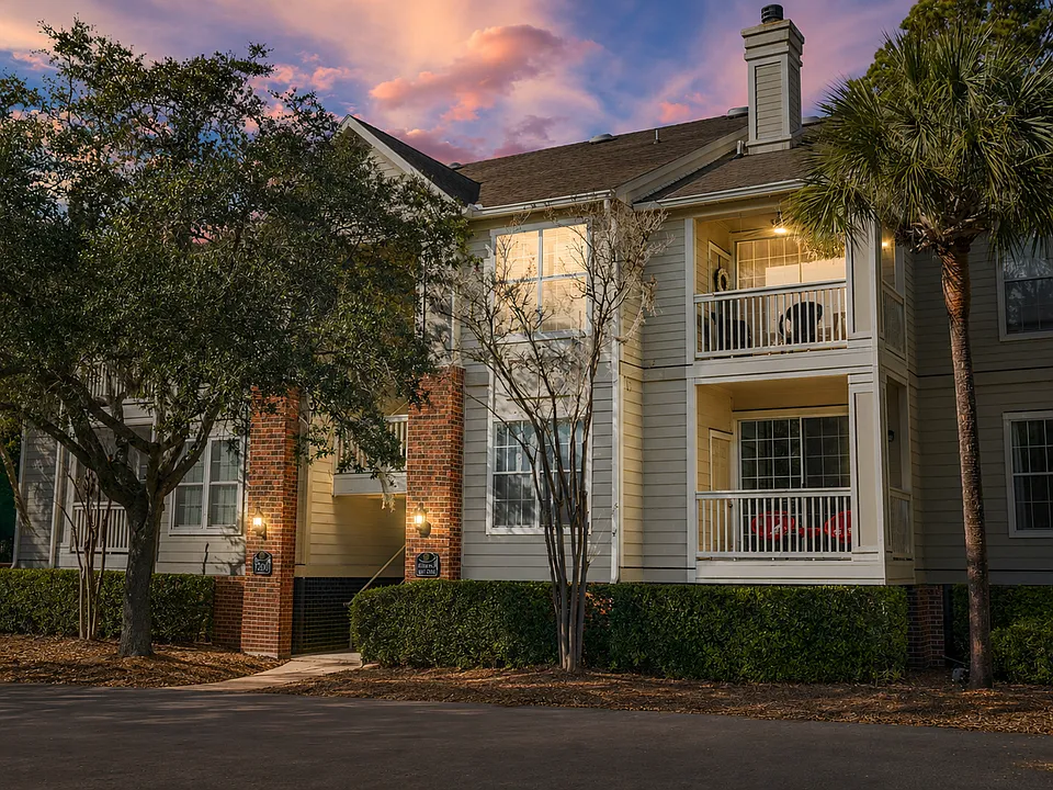 1600 Long Grove Dr #824