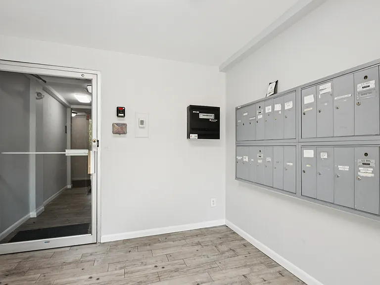 Maple Court Apartments — Photo 11